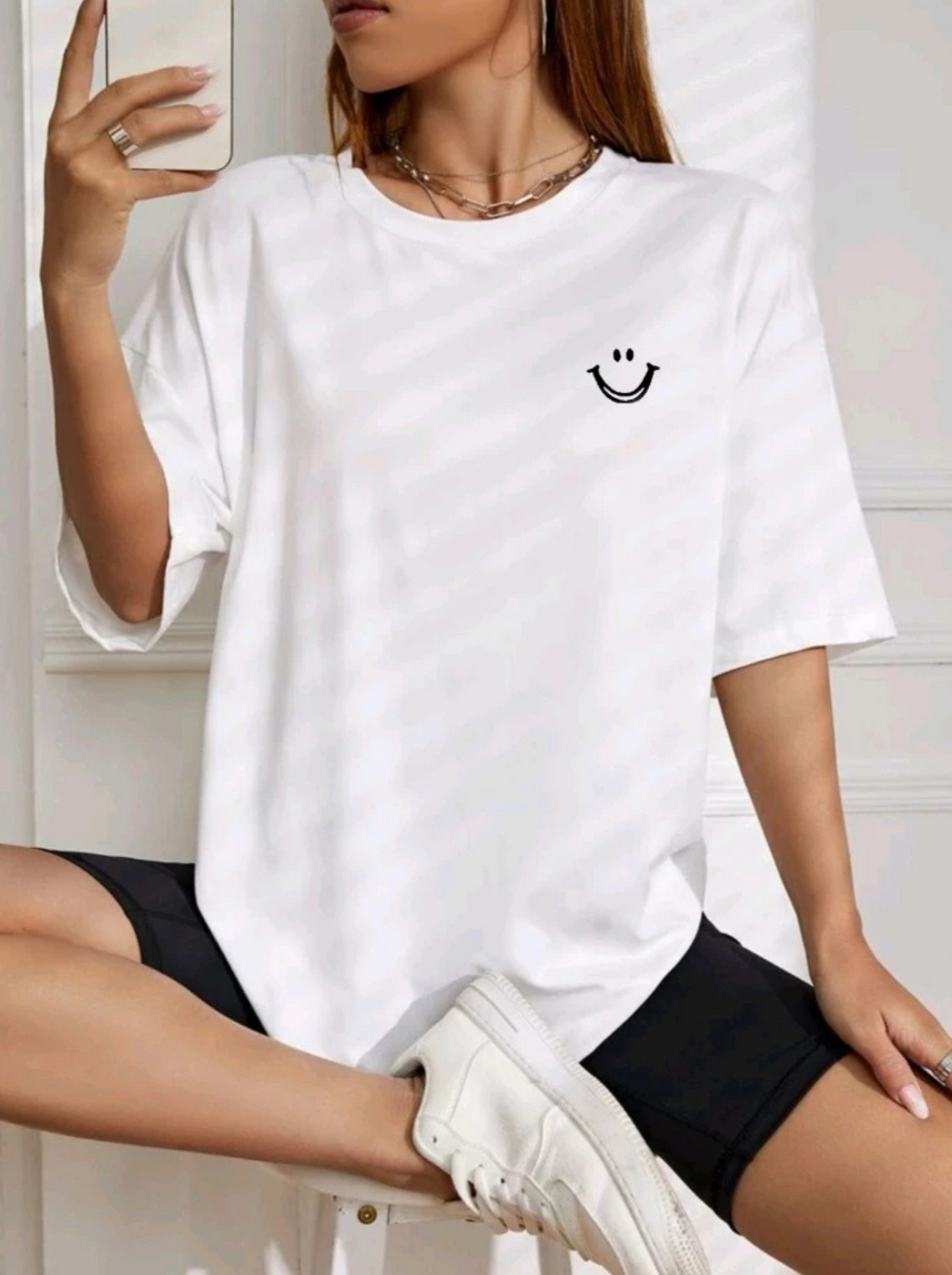 Camiseta T-Shirt feminino 100% algodão casual ombro caído com sorriso estampada