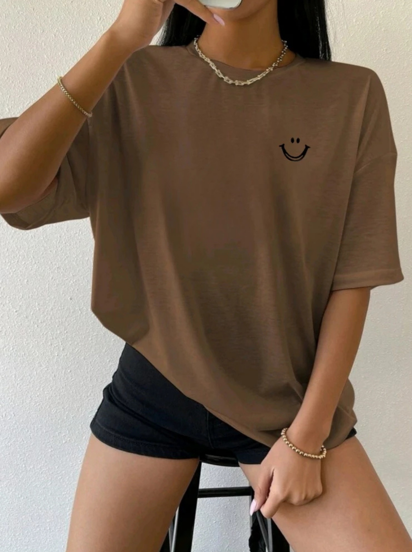 Camiseta T-Shirt feminino 100% algodão casual ombro caído com sorriso estampada