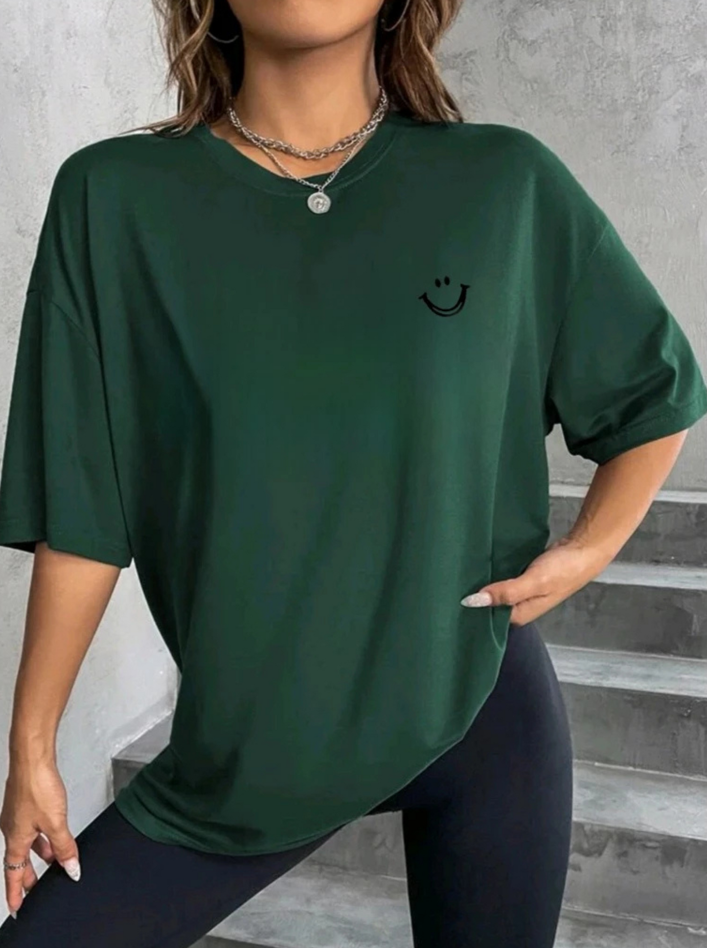 Camiseta T-Shirt feminino 100% algodão casual ombro caído com sorriso estampada